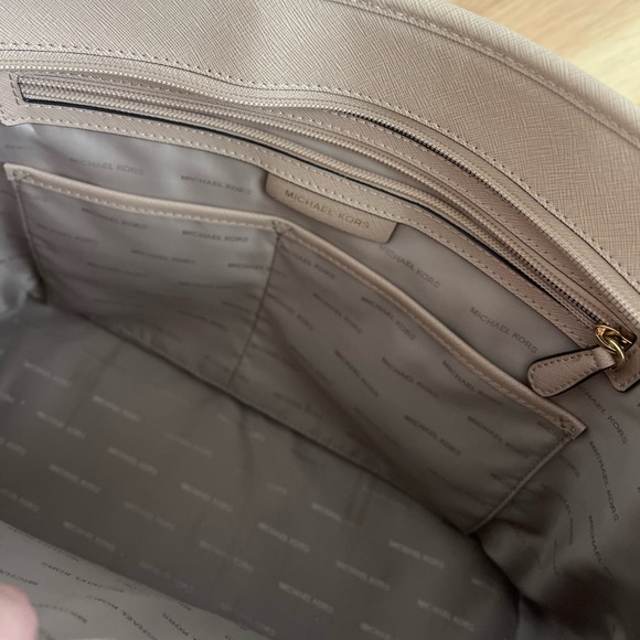 Michael Kors Medium Jet Set Medium Carry All Tote - Picture 15 of 16